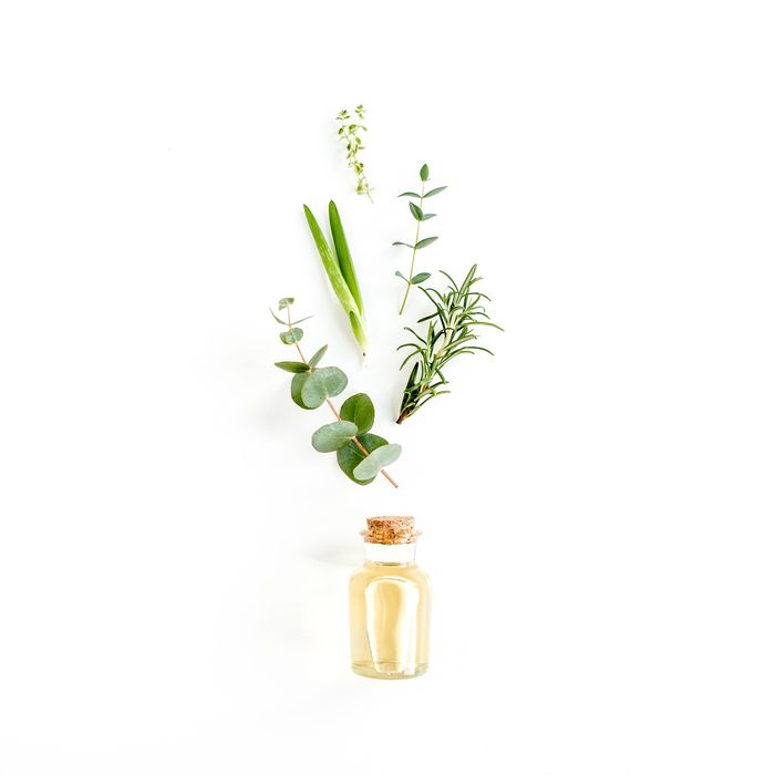 kleine Glasflasche mit Öl und Kräutern