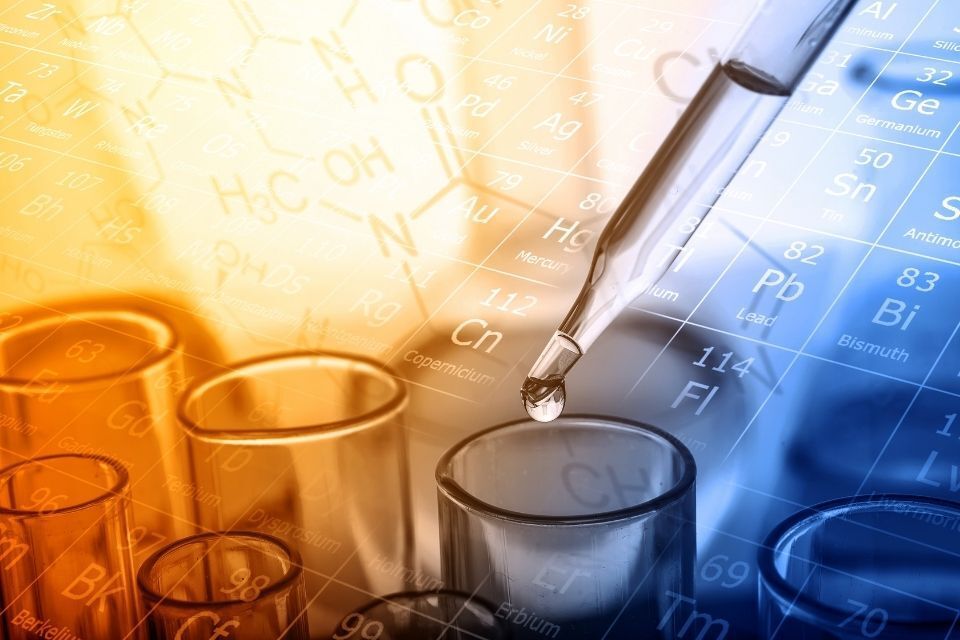 Contagocce con barattoli in vetro e tavola periodica