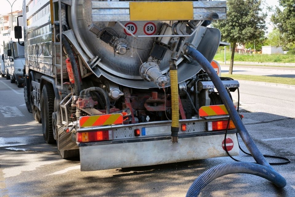 Camion addetto al servizio di autospurgo