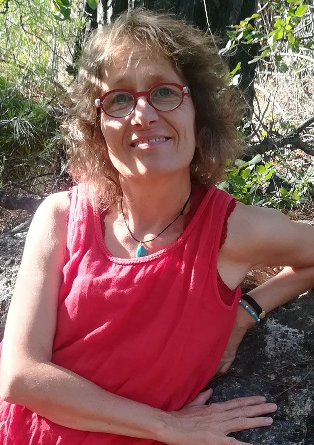 Annett Wiechern Brille rotes Oberteil