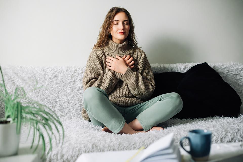 Frau bei integrative Atemtherapie