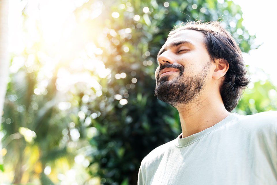 Mann bei integrative Atemtherapie