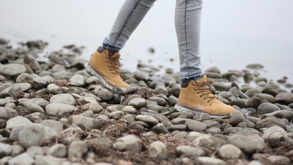 Walking-In-Your-Shoes Walking In Your Shoes am steiniger Küste