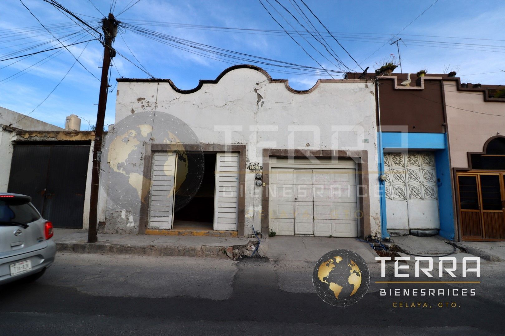VENTA Casa en La Alameda Muy céntrica en calle Álvaro Obregón frente a la pastelería Las Días Barriga, Celaya Gto.