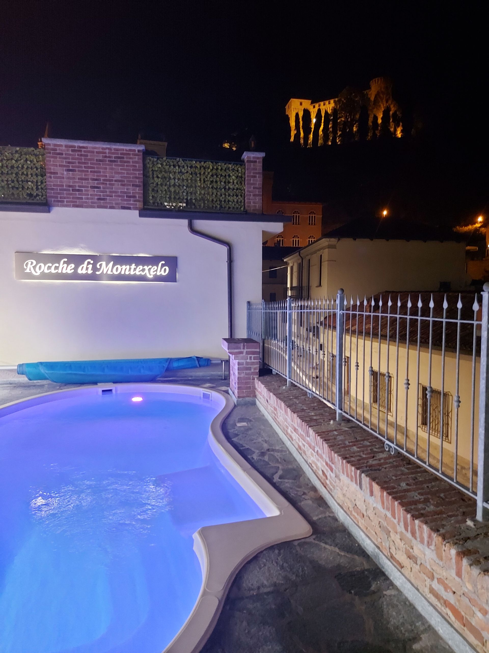 Piscina Green in notturna con vista sul castello illuminato