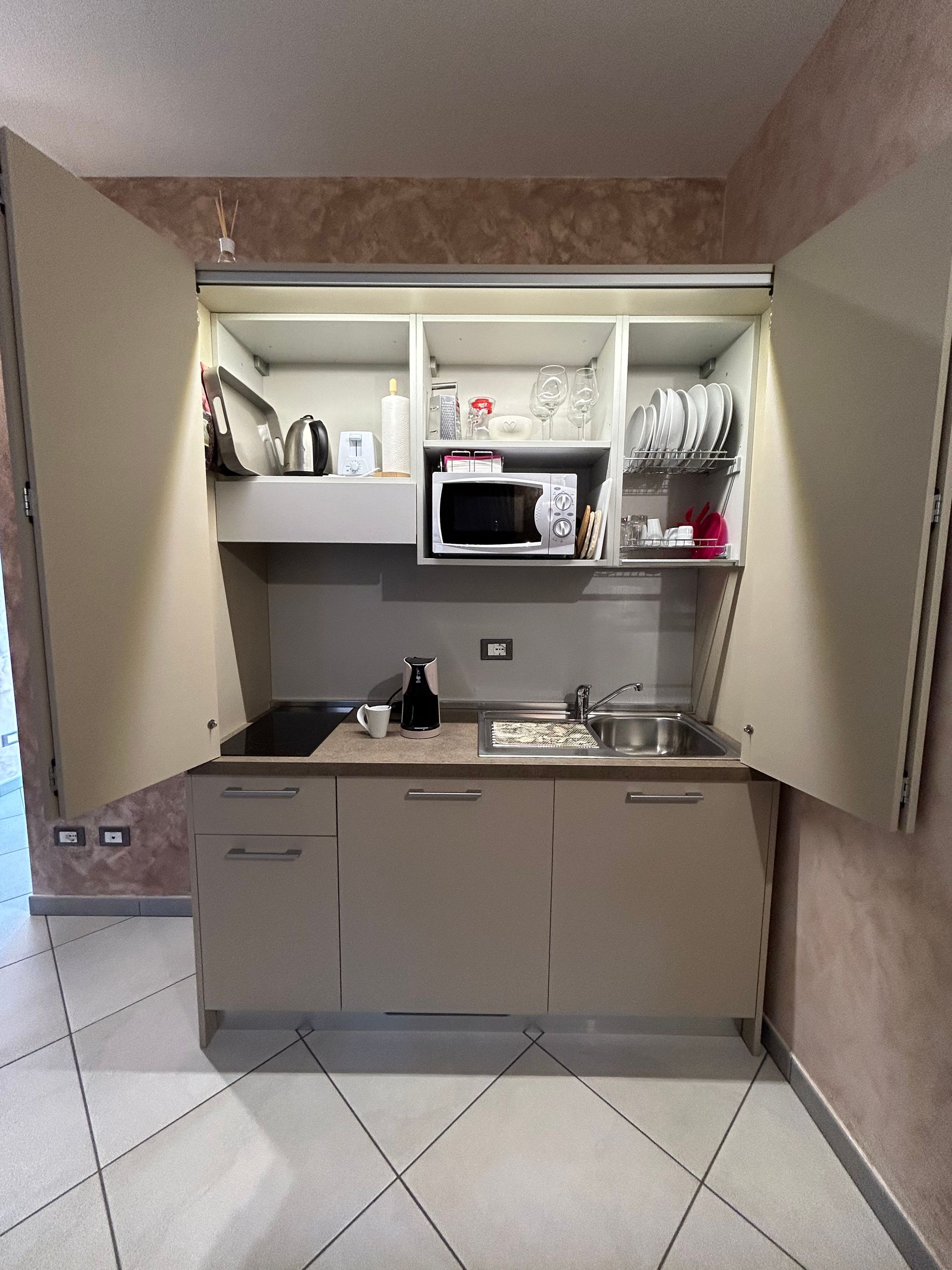 Cucina completamente attrezzata nell’appartamento Cristalli di Sale