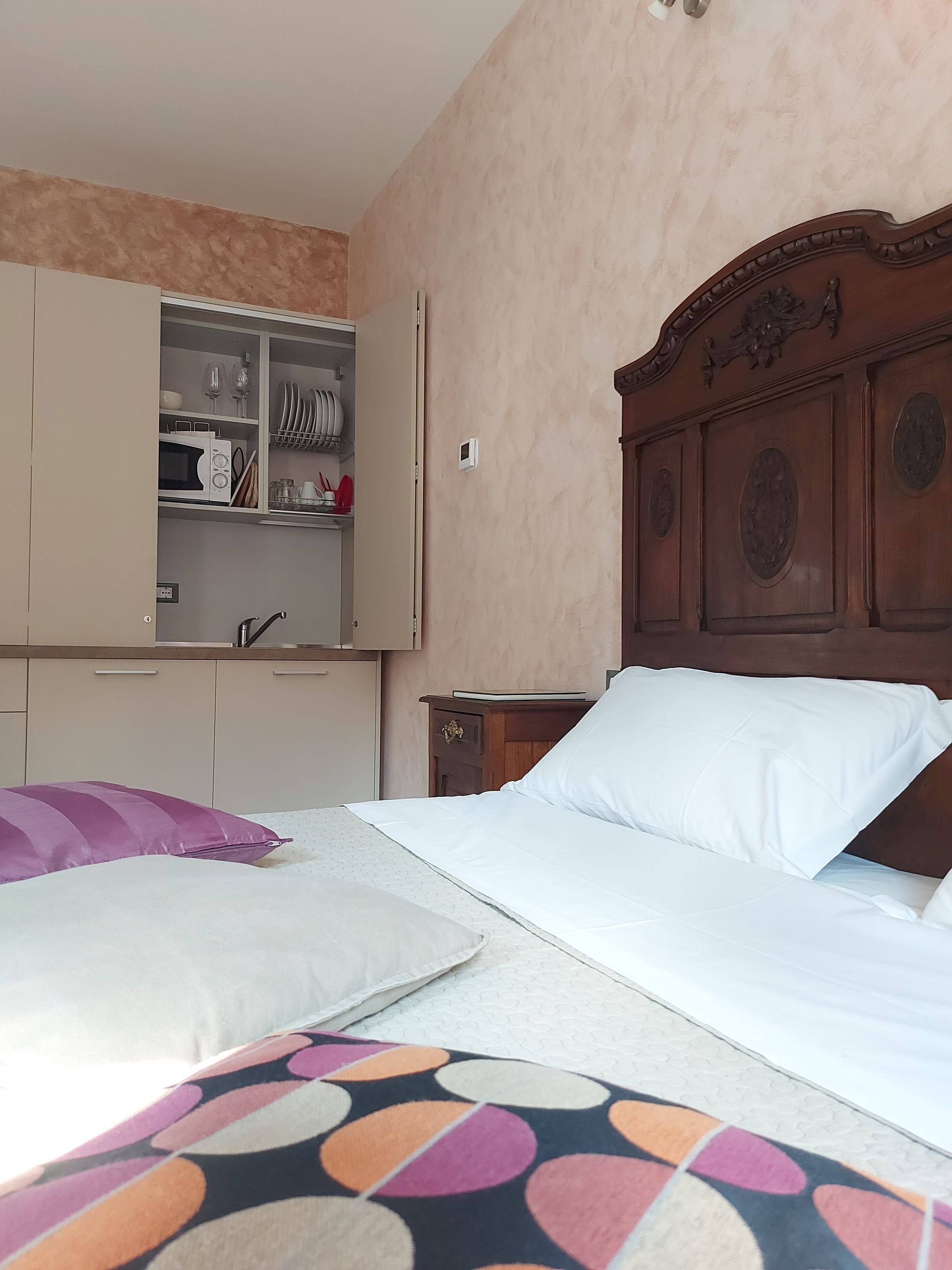 Comodo letto matrimoniale con morbida biancheria nell'appartamento Cristalli di Sale con cusina attrezzata