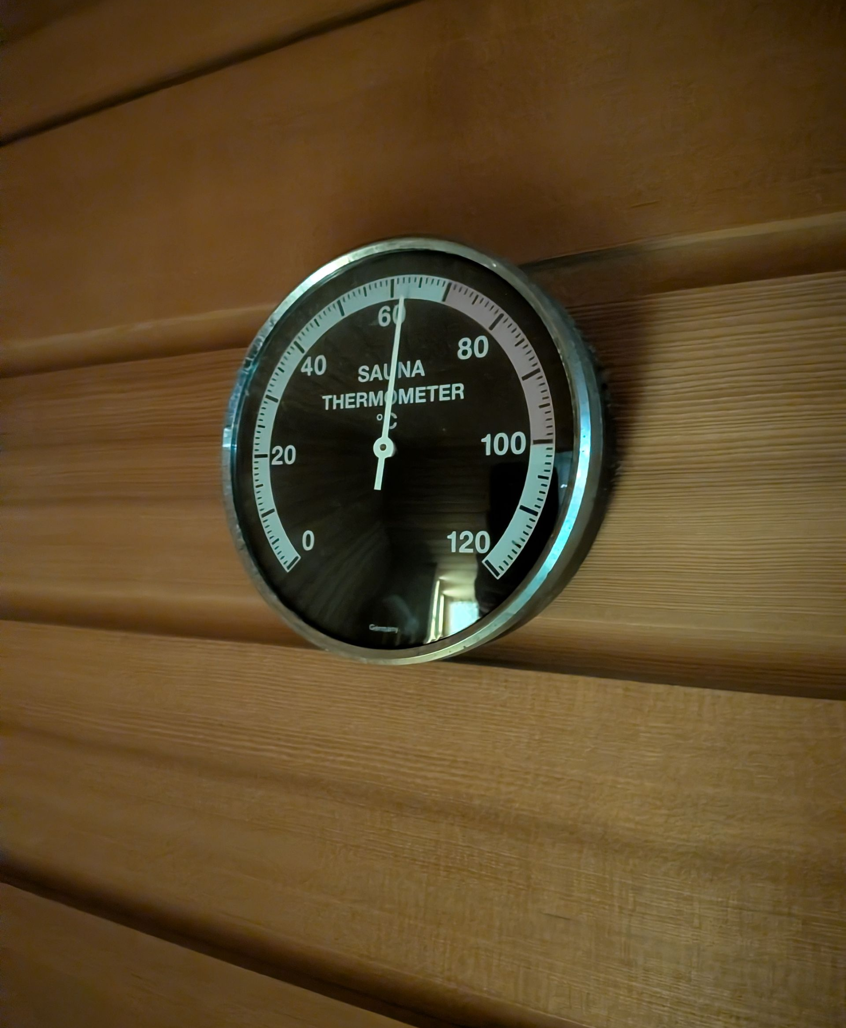 Dettaglio in sauna finlandese in spa privata con accesso riservato a Rocche di Montexelo nelle Langhe