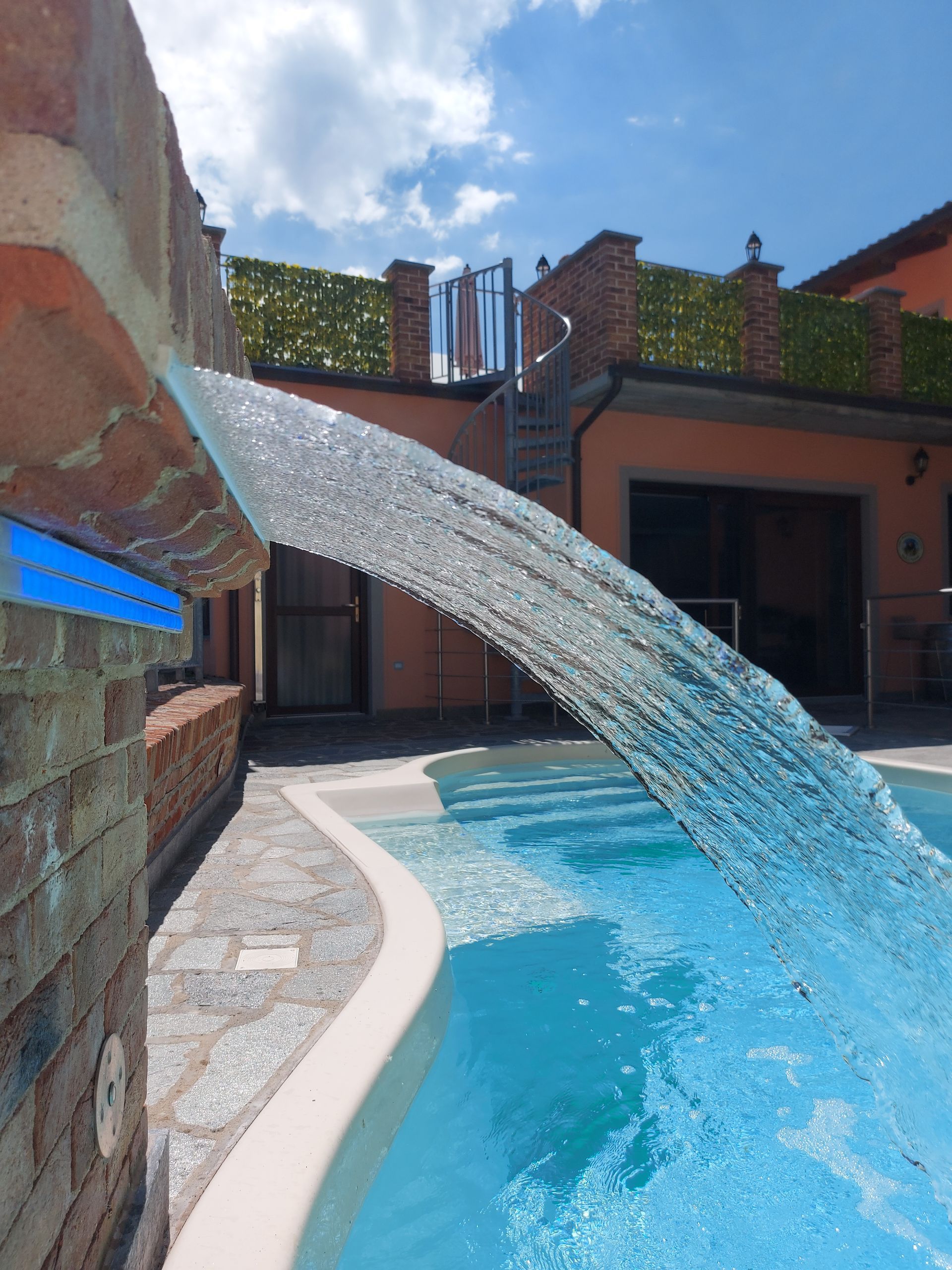 Dettaglio cascata della Piscina Green riscaldata con pannelli solari