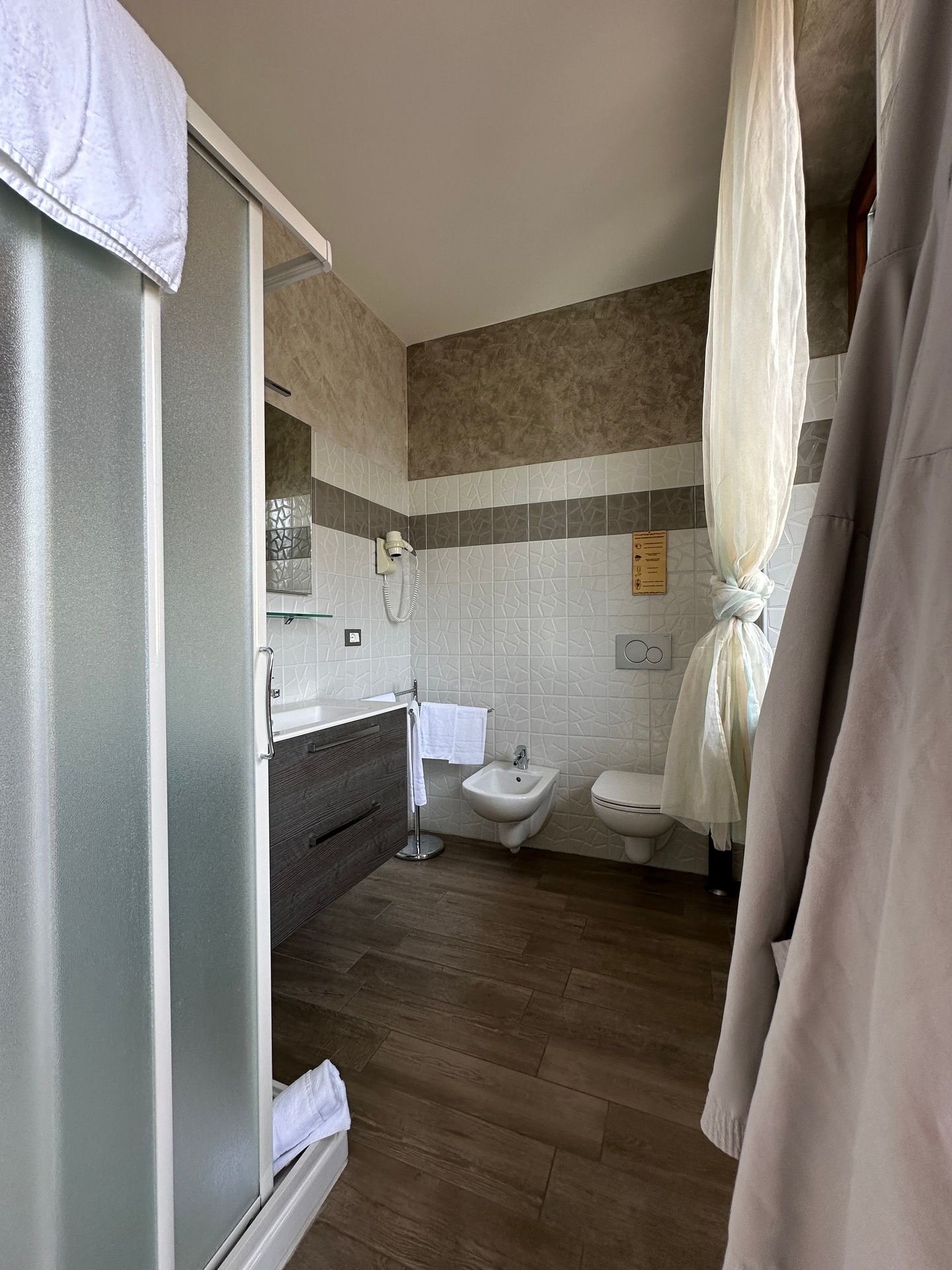 Bagno moderno con bidet nell’appartamento