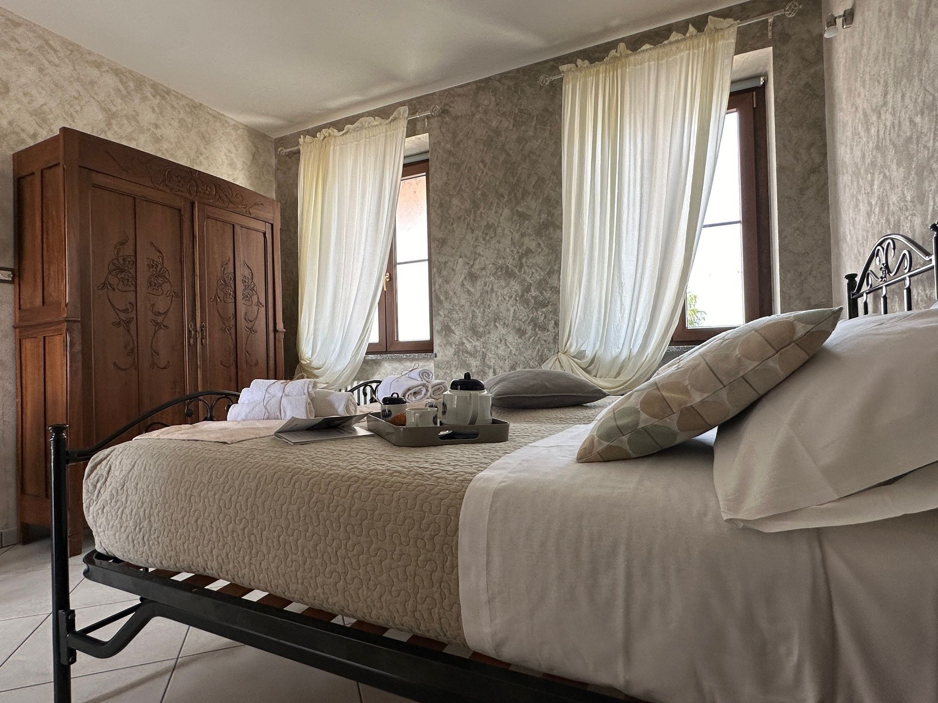 Letto matrimoniale con biancheria fresca e morbida nell’appartamento Conchiglie di Luna