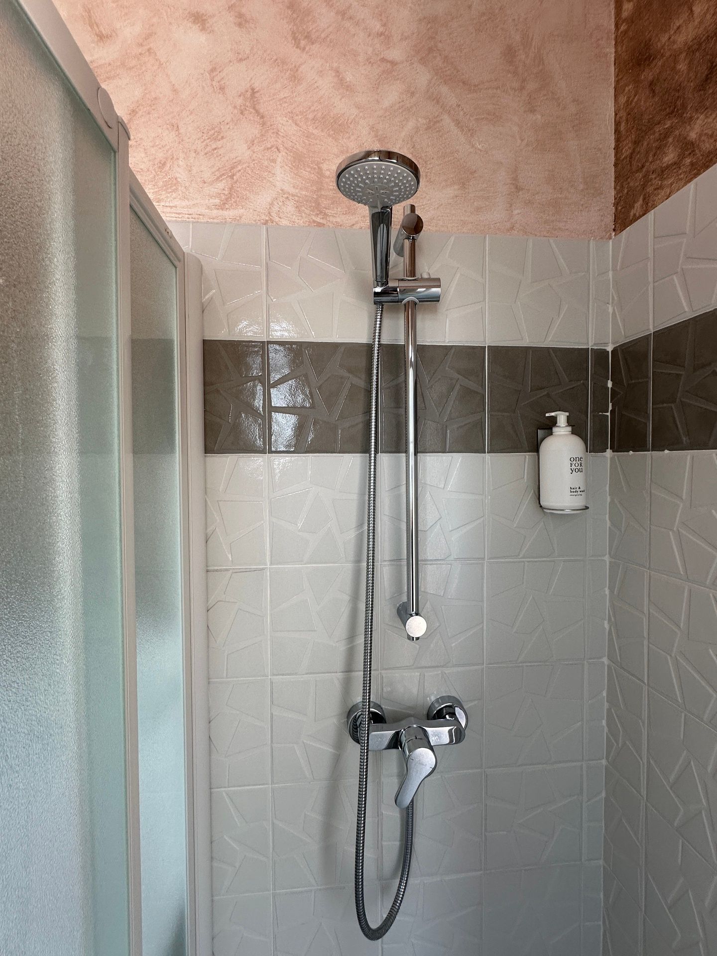Green courtesy amenities in the private bathroom of Salt Crystals apartment