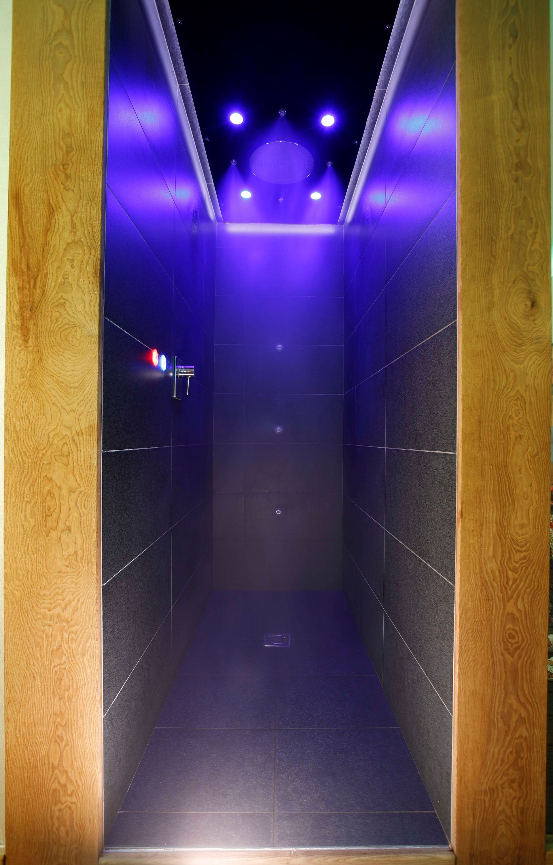 Doccia emozionale con getto d’acqua fredda nebulizzata nella spa privata a Rocche di Montexelo