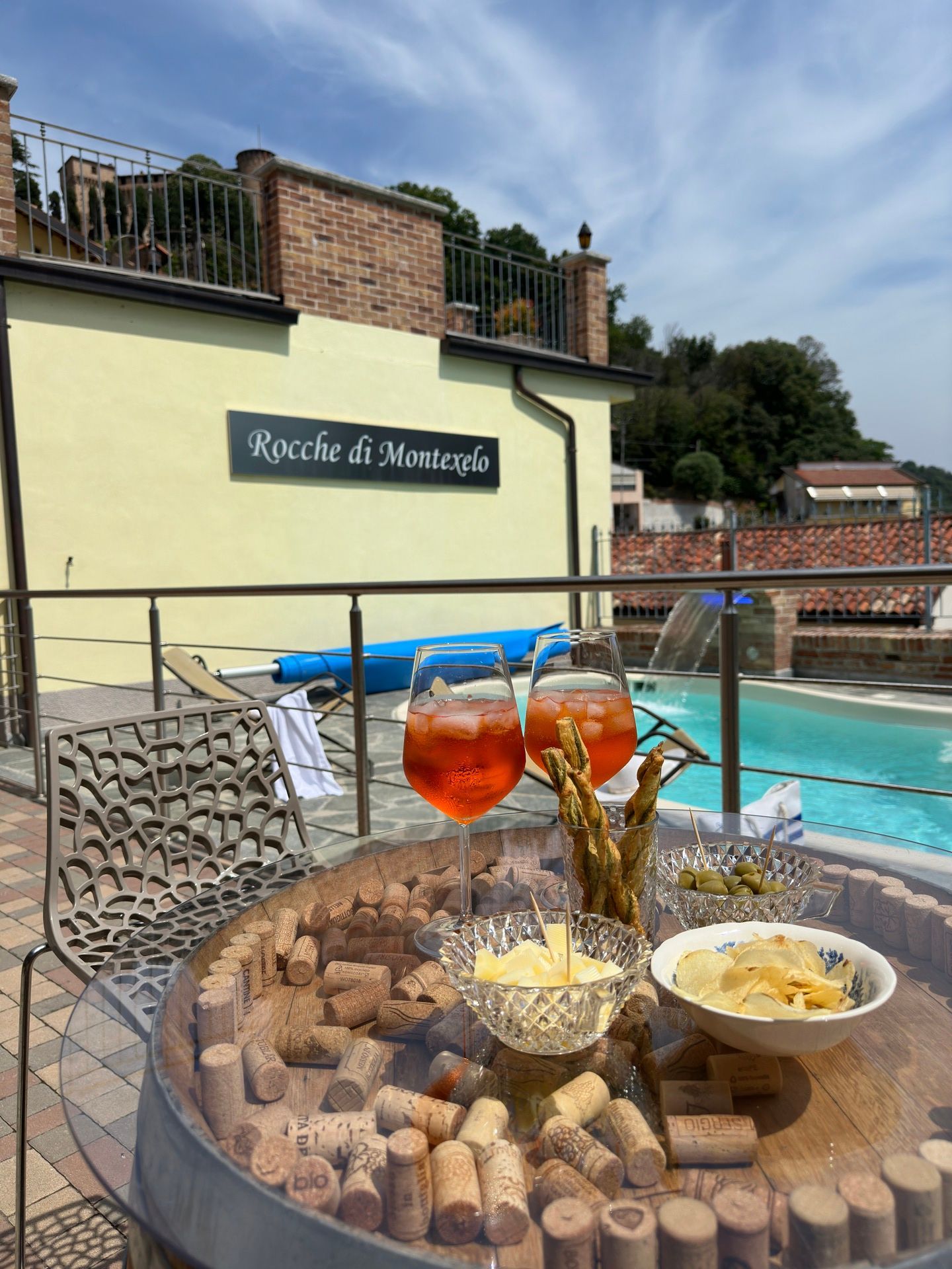 Aperitivo in piscina green a Rocche di Montexelo
