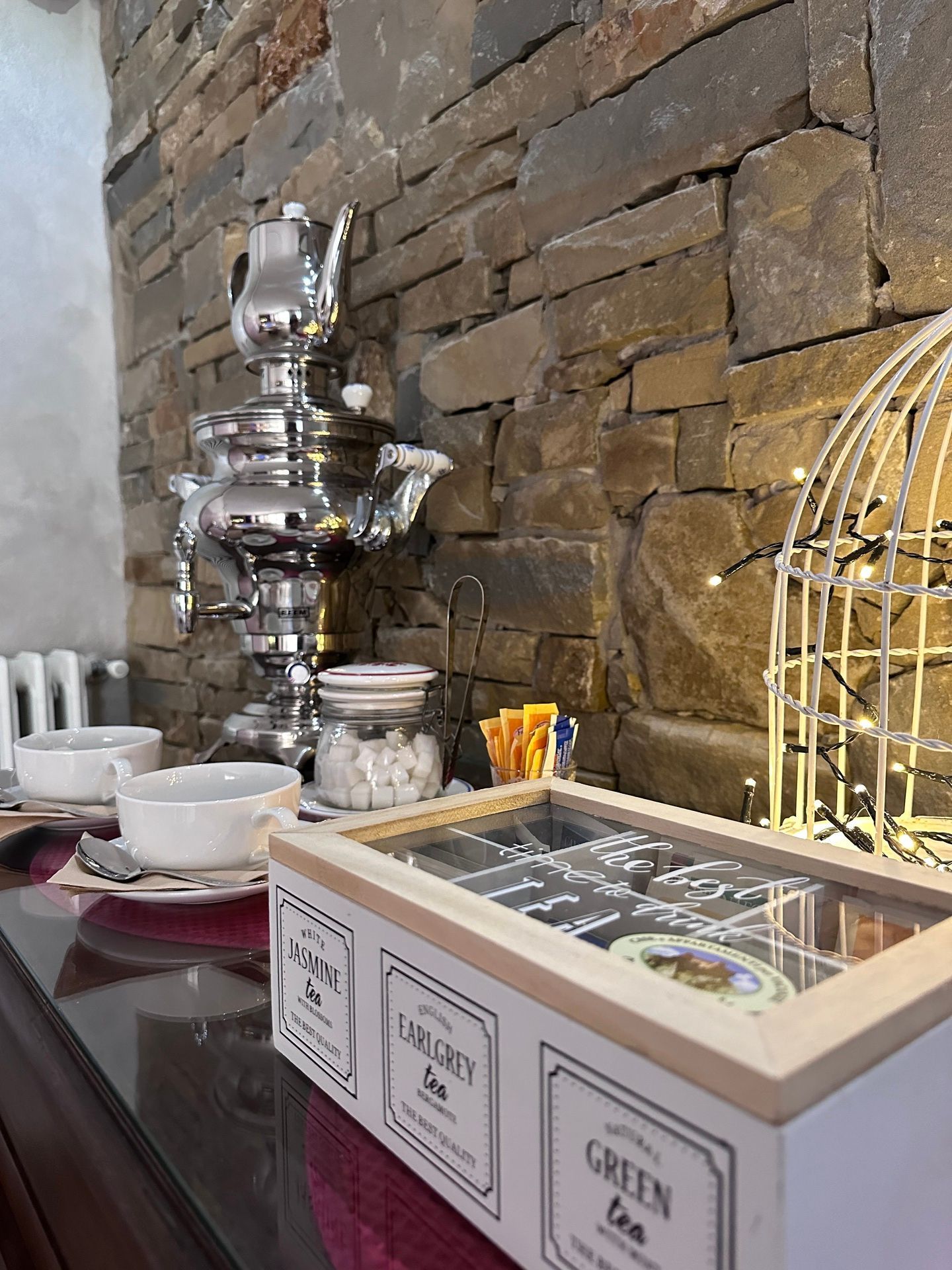 Samovar con tisane biologiche nell’area relax della spa a Rocche di Montexelo