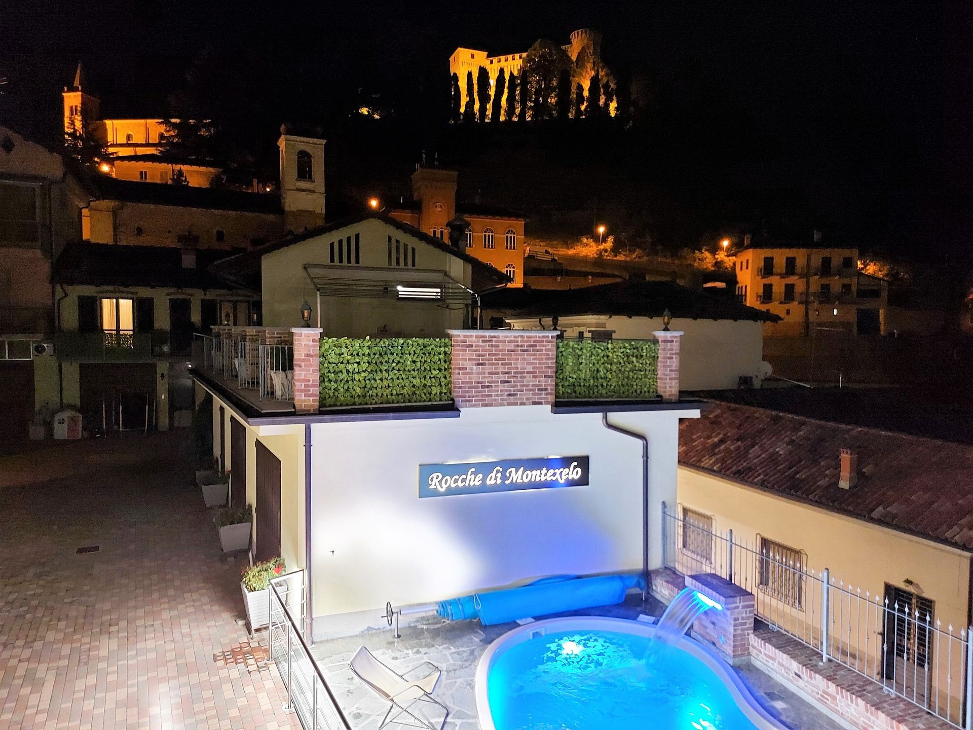 Piscina Green in notturna con illuminazione serale e vista panoramica