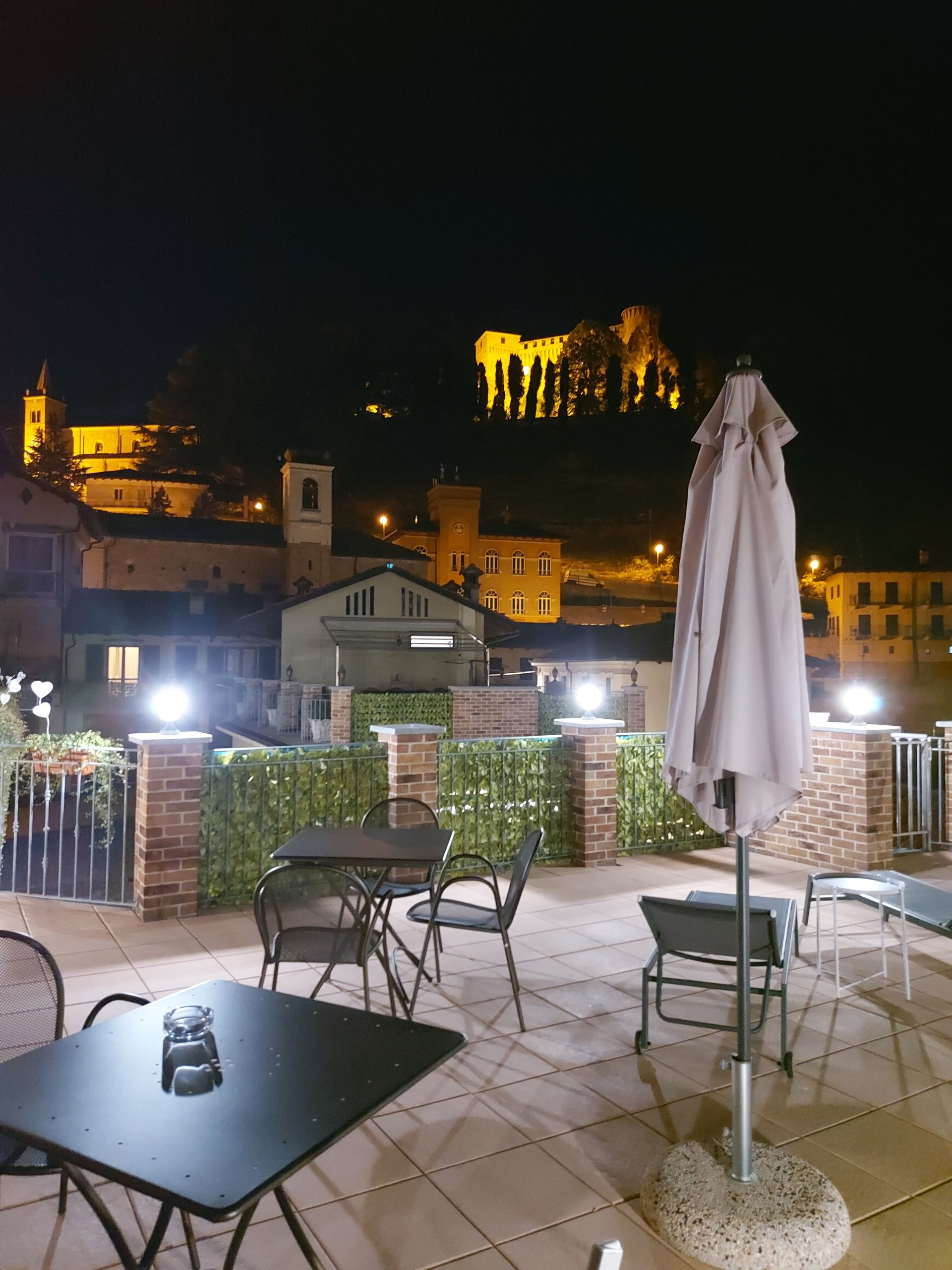 Piscina Green con lettini e ombrelloni su terrazza panoramica