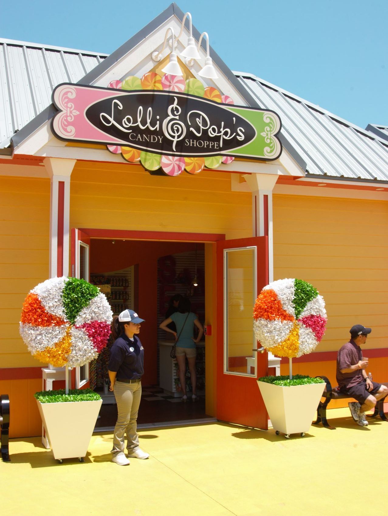 a logo for a candy shop called lolli & pop's candy shoppe