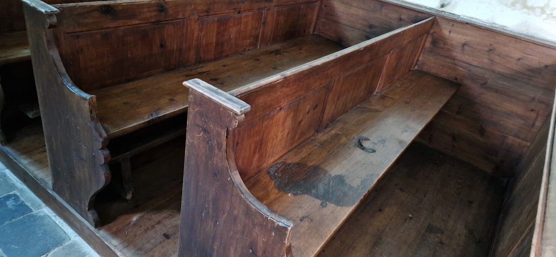 Kerkbank met bloedsporen in kerk Angoville waar medics werkten voor vriend en vijand