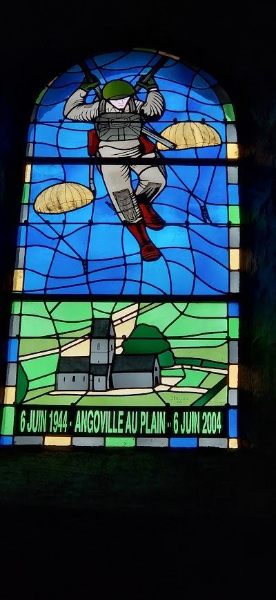 Gebrandschilderd raam Angoville parachutist Airborne