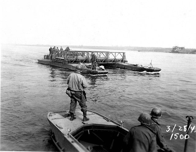 Aanvoer bailey-brug op ponton 