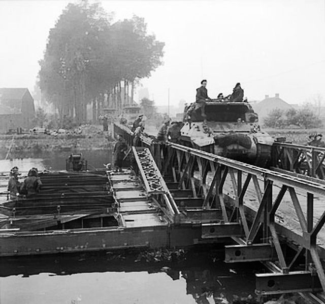 M10 tank over Bailey-brug