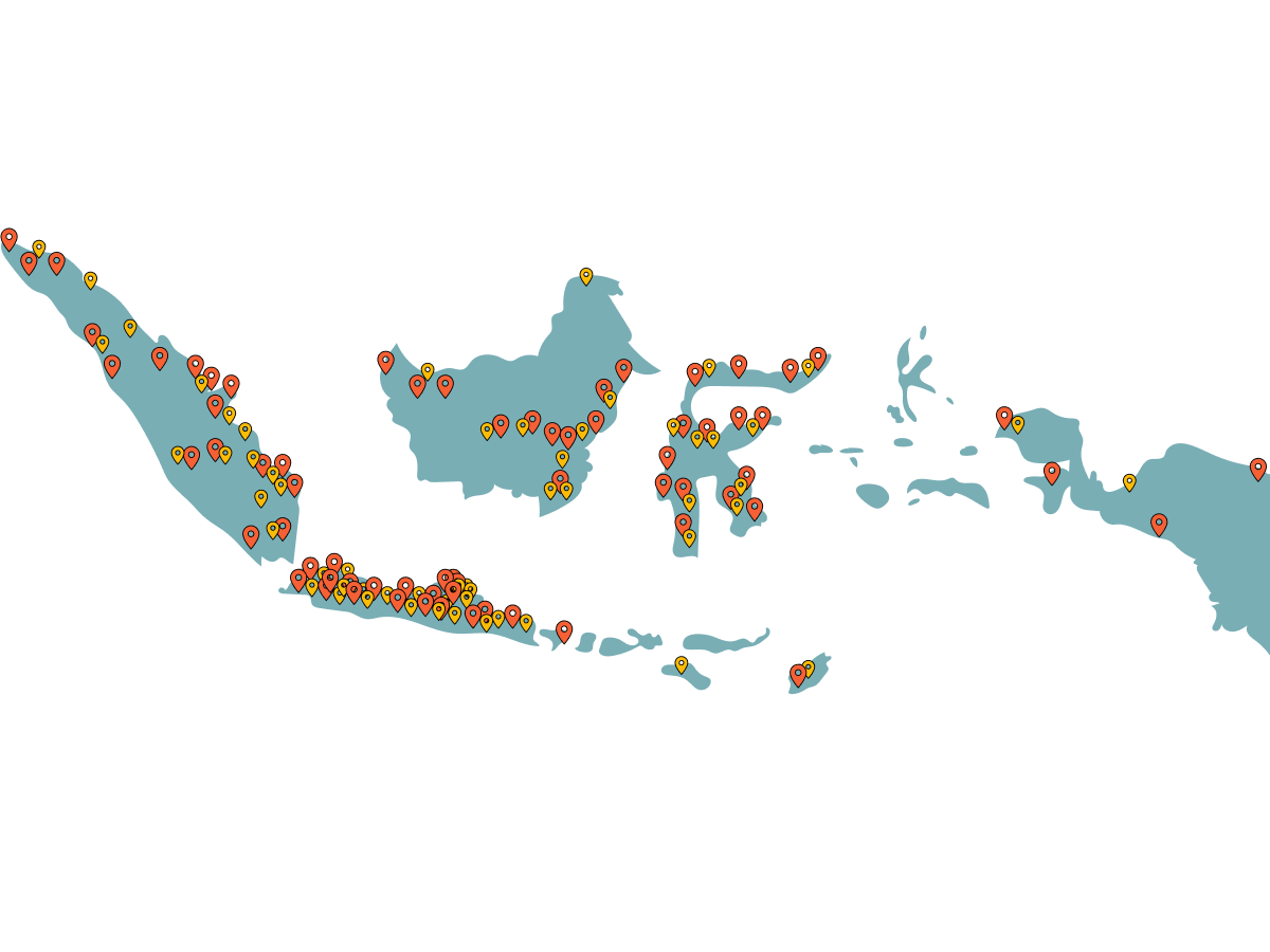 Peta Indonesia dengan penanda oranye dan kuning di garis pantai, yang menunjukkan lokasi.
