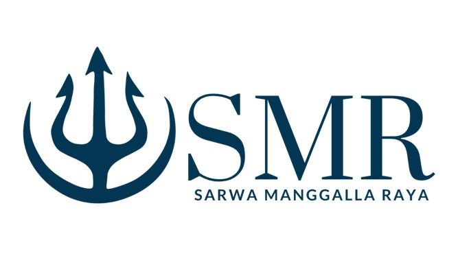 Logo SMR Sarwa Manggalla Raya dengan lambang trisula dan tulisan 