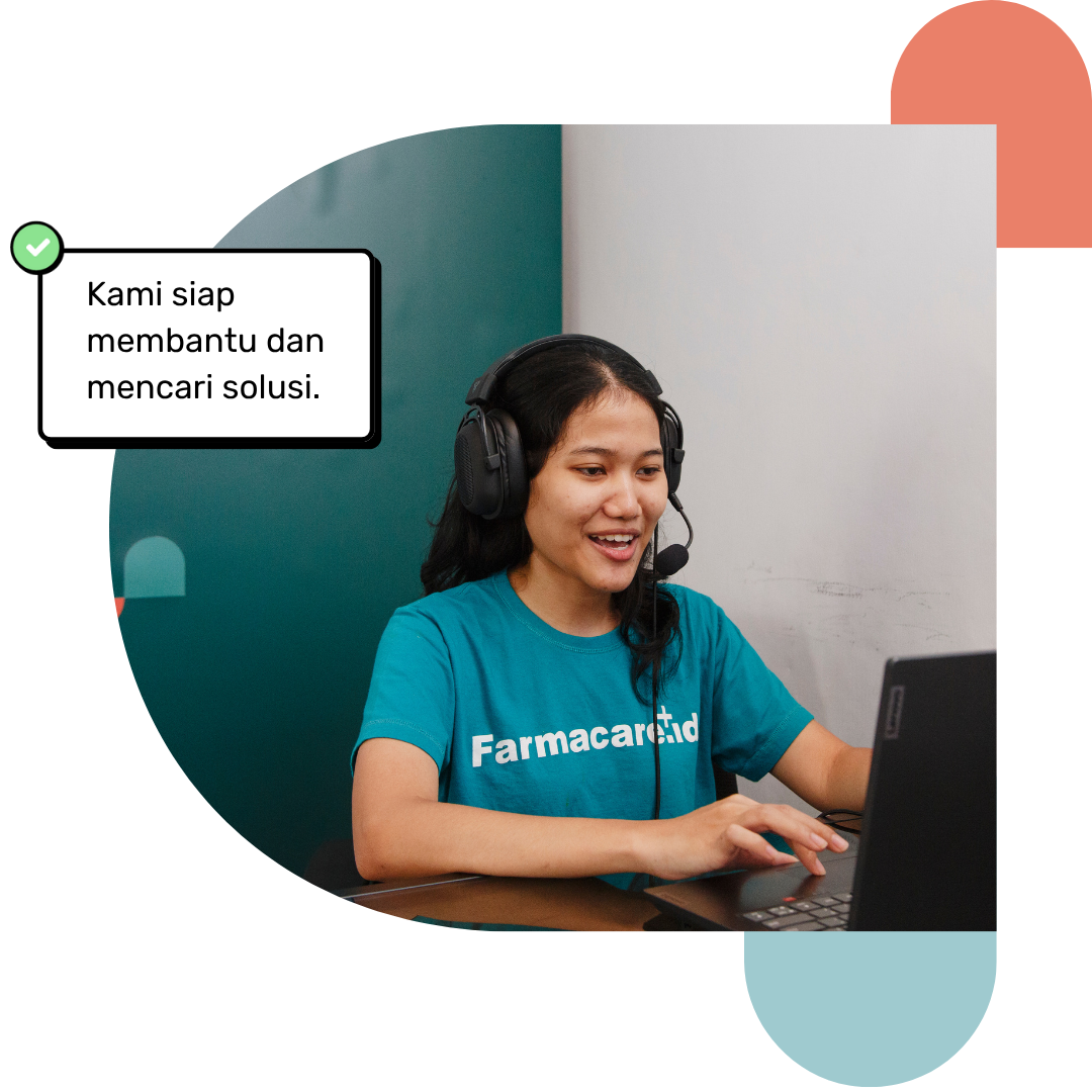 Seorang wanita mengenakan headset dan kemeja biru sedang bekerja di laptop dengan gelembung percakapan.