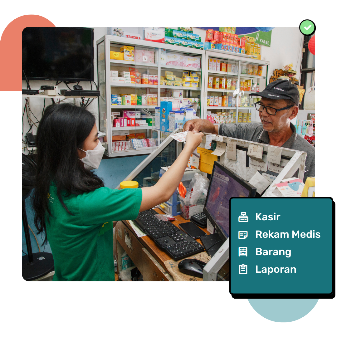 Seorang apoteker melayani pelanggan di konter apotek, dengan komputer dan rak-rak produk di latar belakang.
