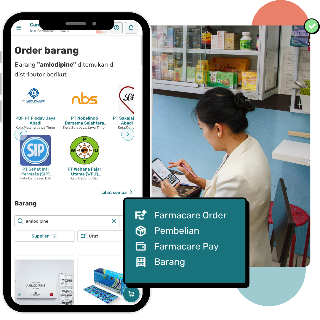 Seorang wanita di apotek menggunakan aplikasi telepon untuk memesan barang. Aplikasi tersebut mencakup opsi untuk pemesanan, pembelian, pembayaran, dan penelusuran barang.