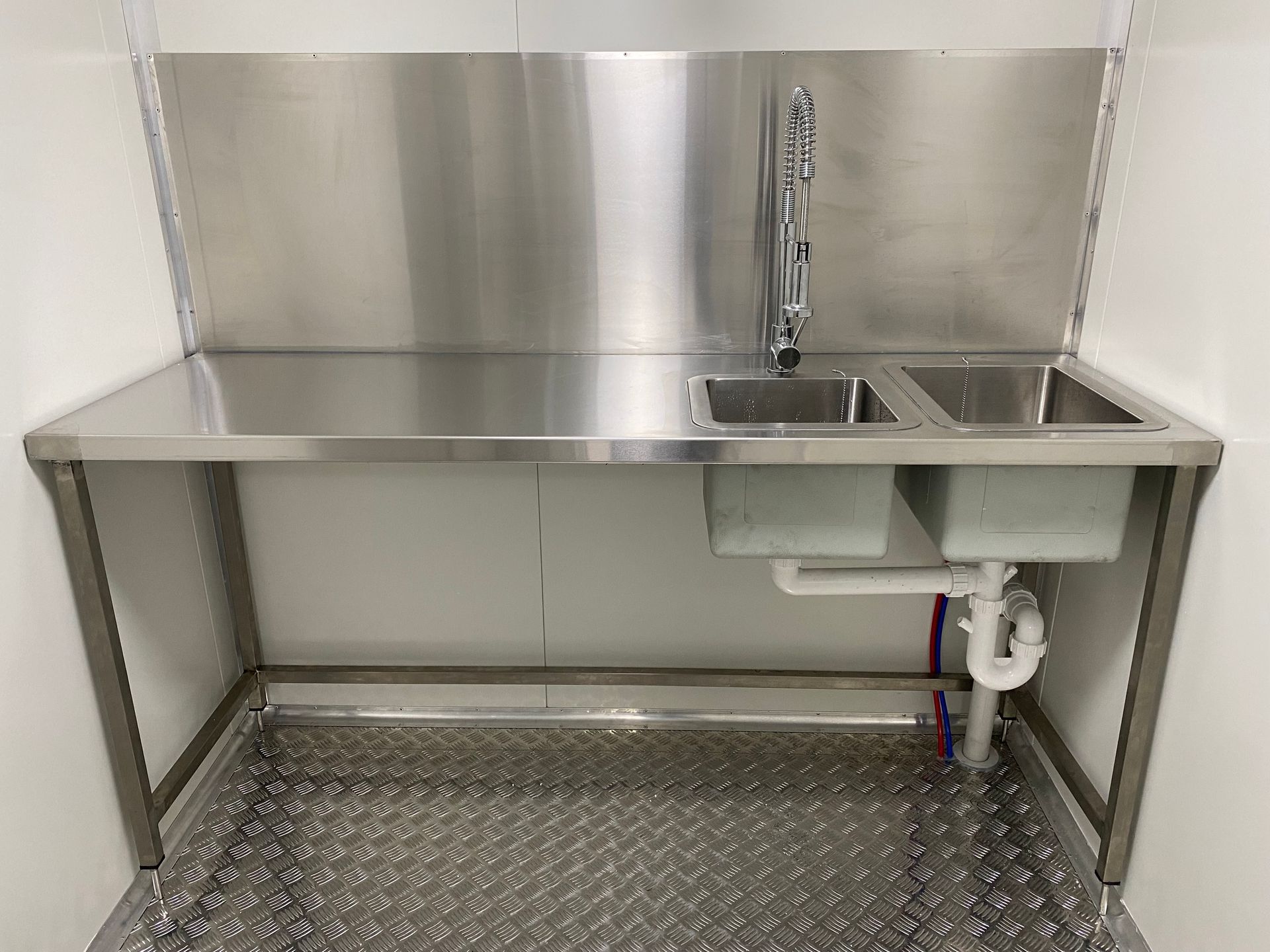 Dual basin in prep coolroom
