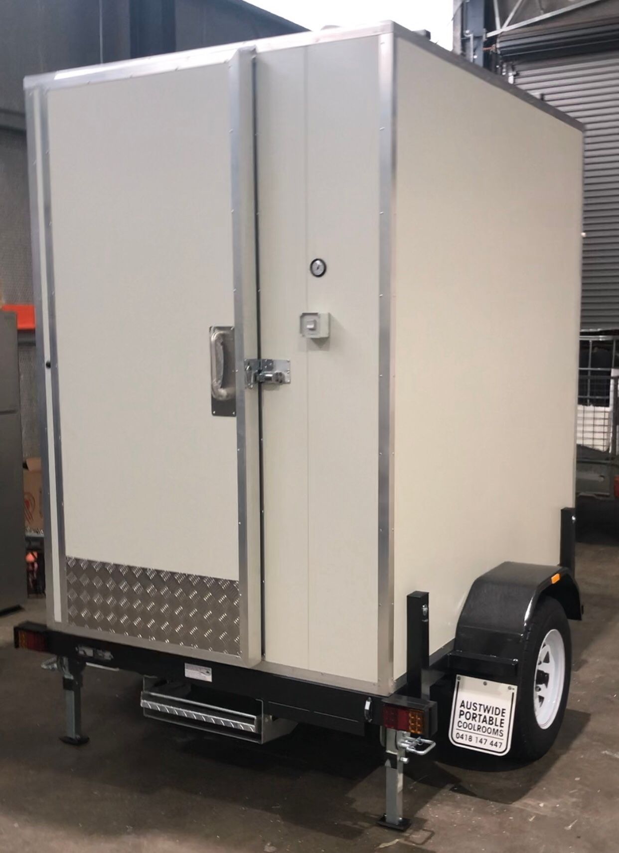 Portable and mobile coolroom