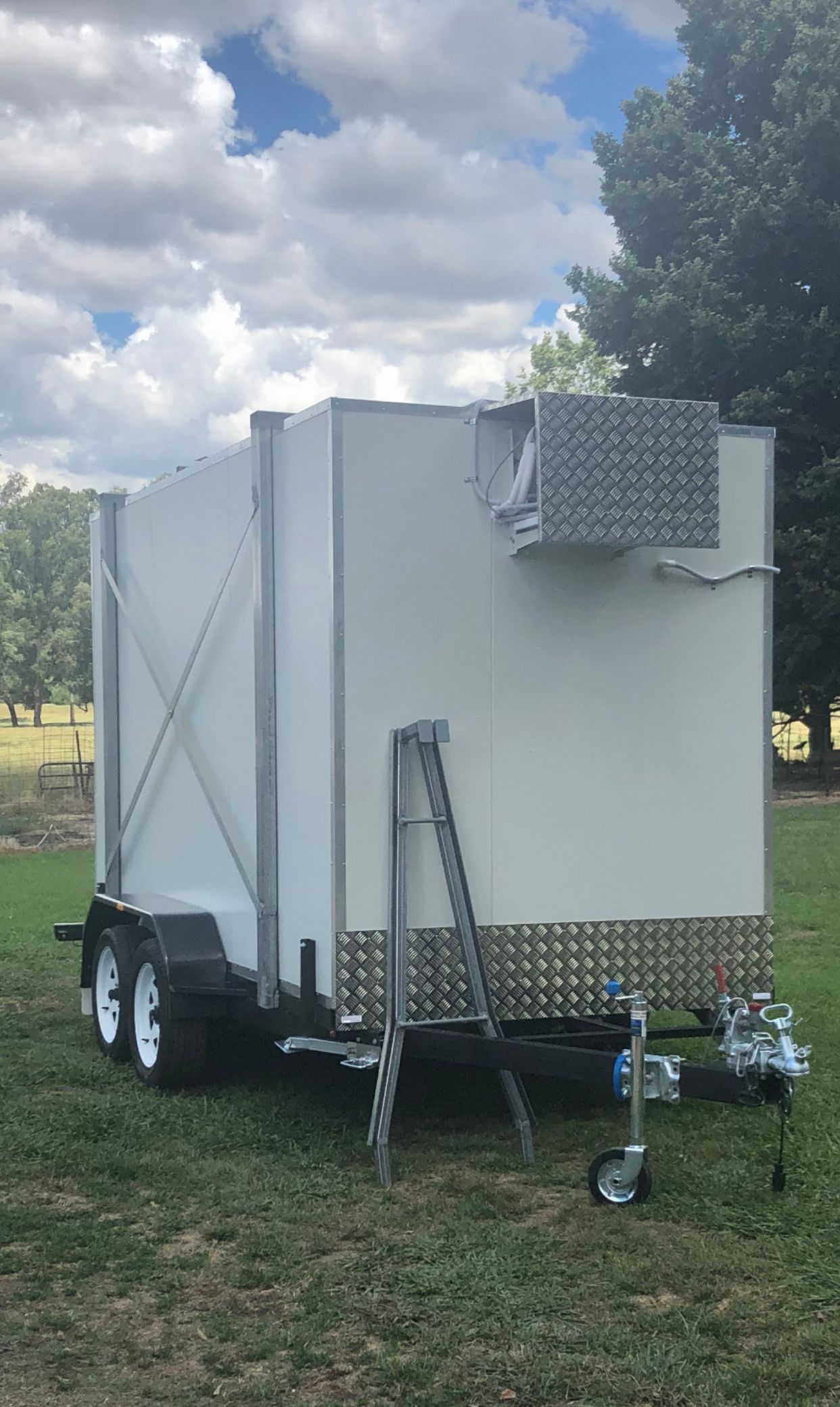 Portable and mobile coolroom