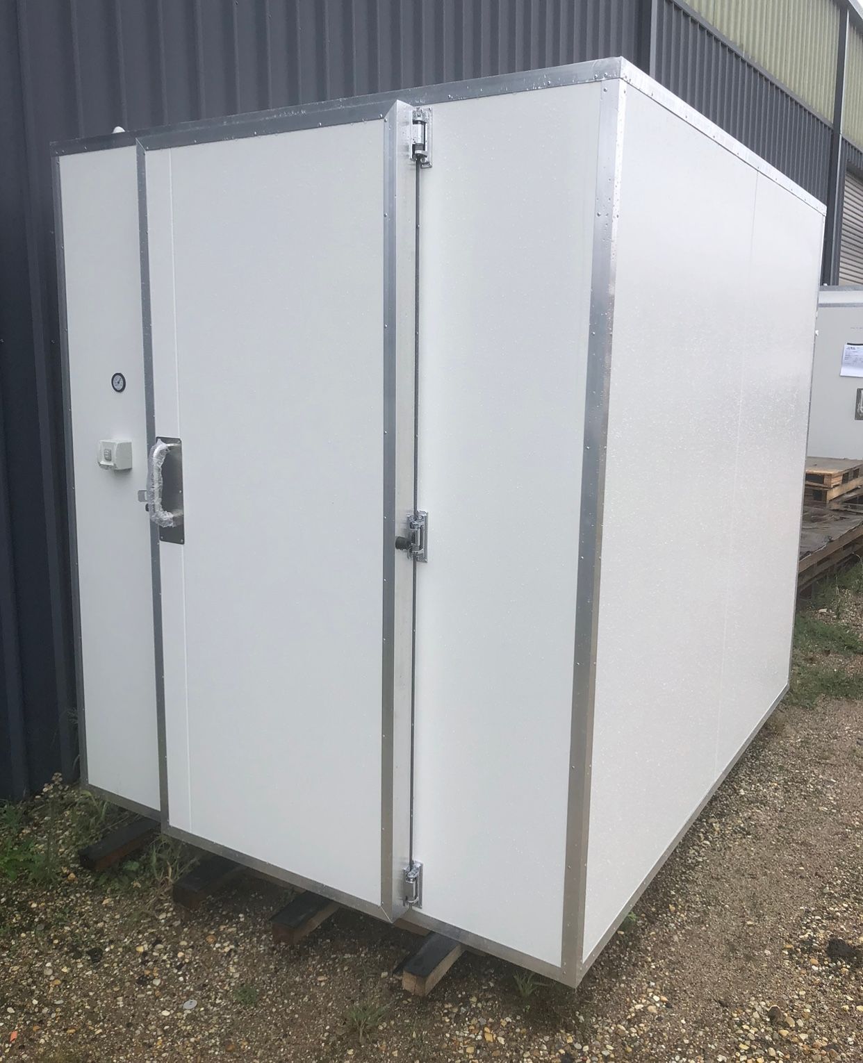 Portable and mobile coolroom