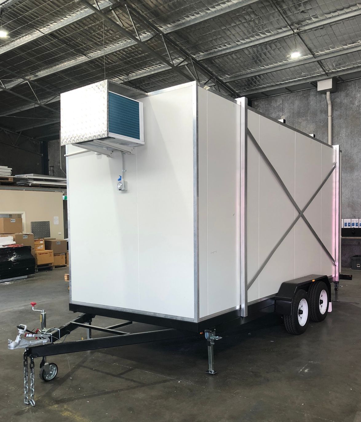 Portable and mobile coolroom