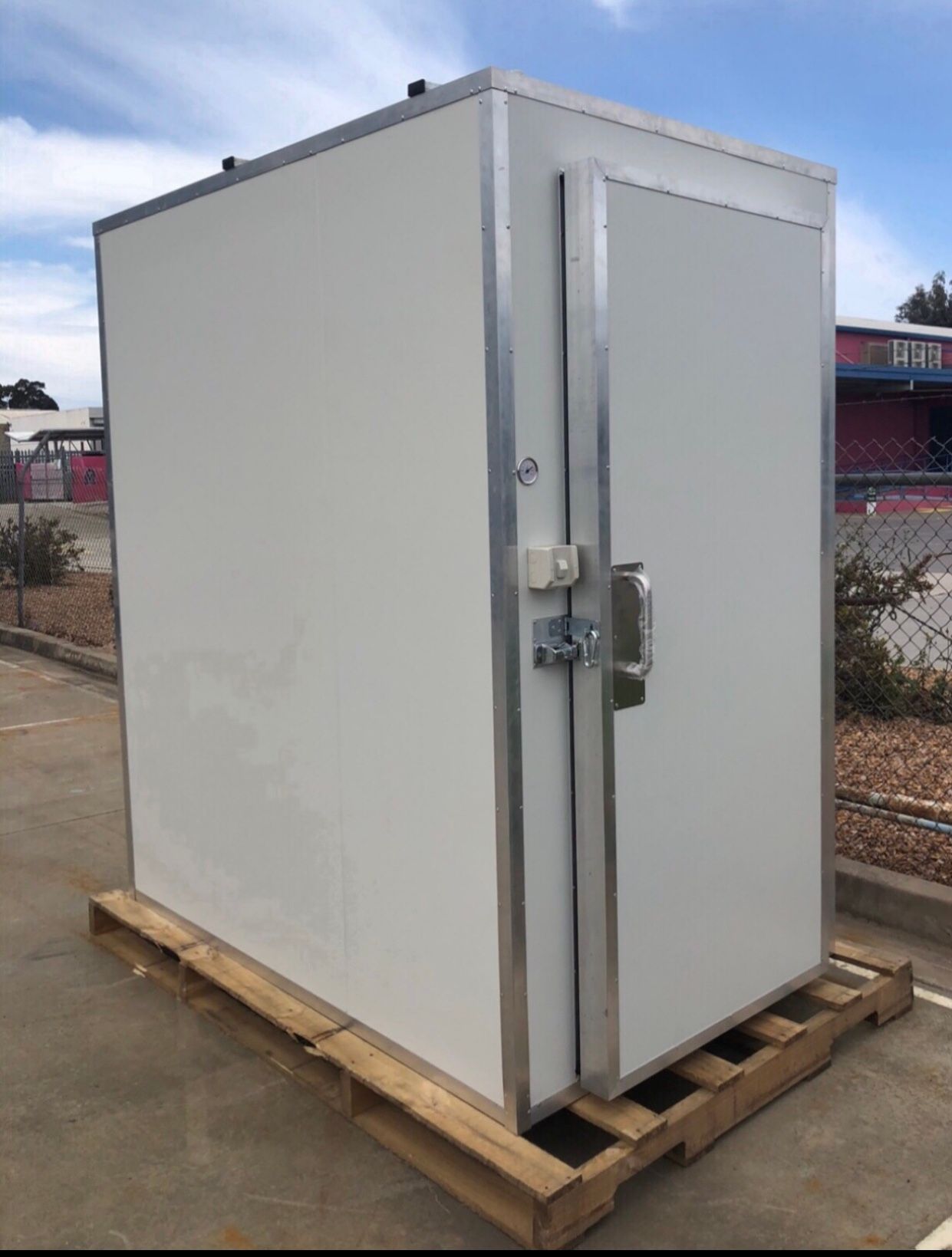 Portable and mobile coolroom