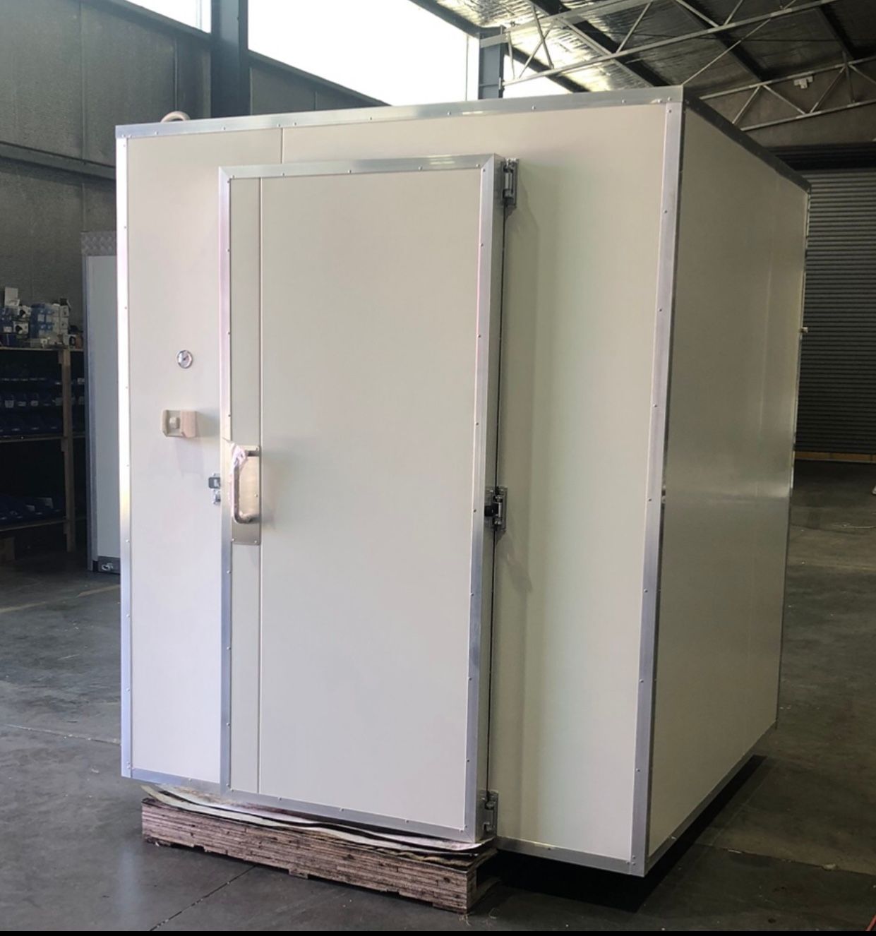 Portable and mobile coolroom