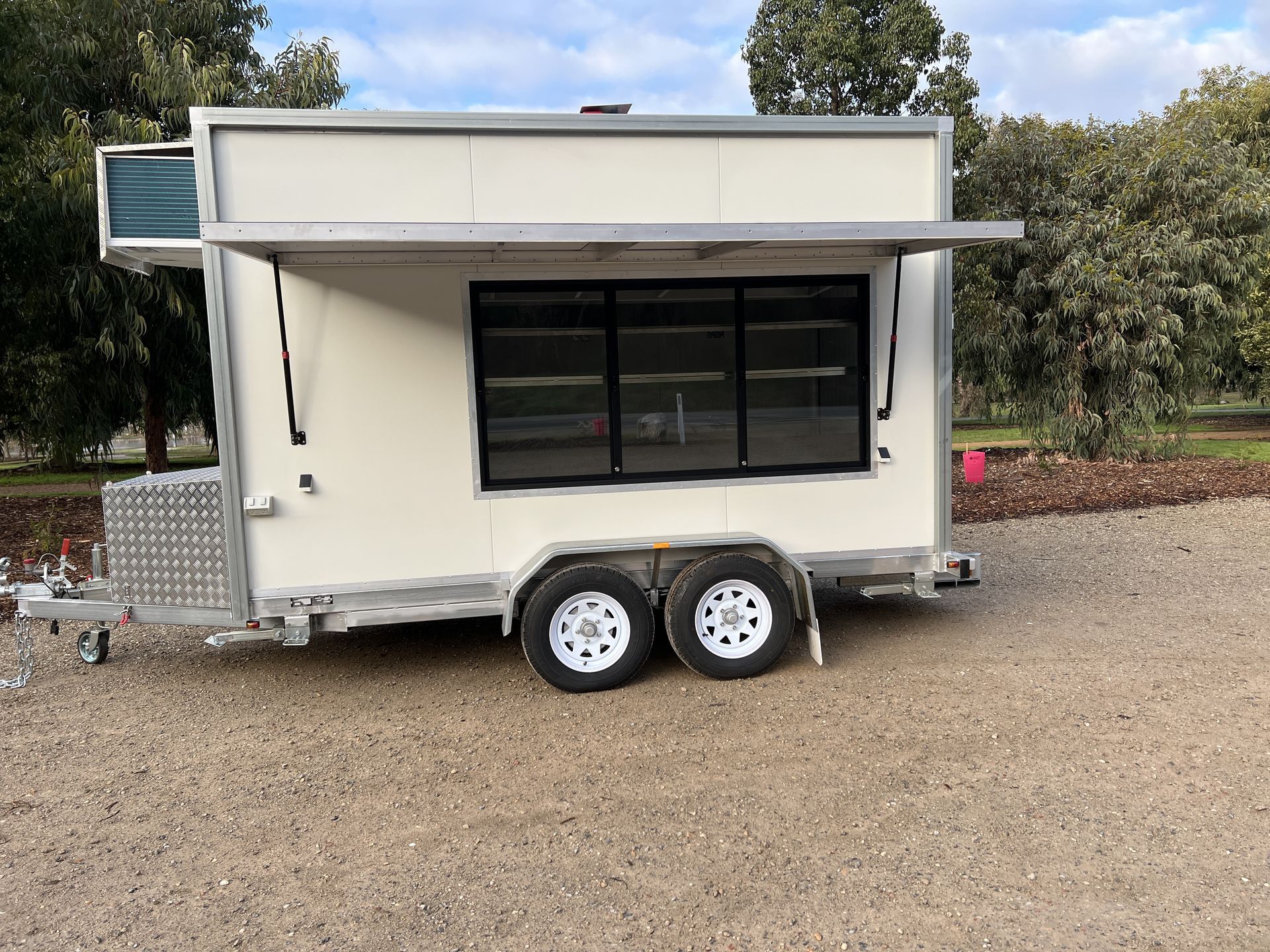 Produce servery awnings for portable coolrooms