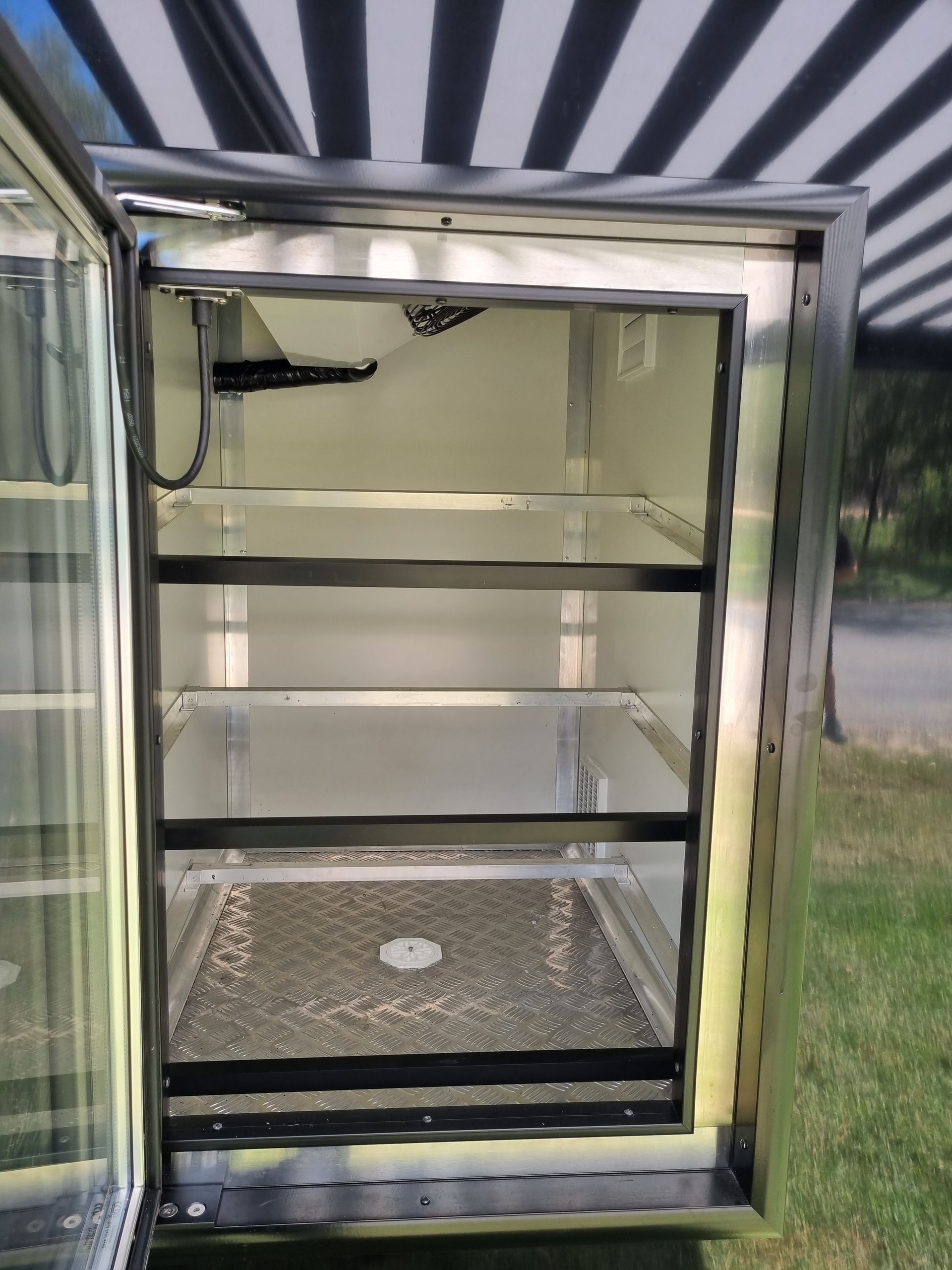 External servery shelving