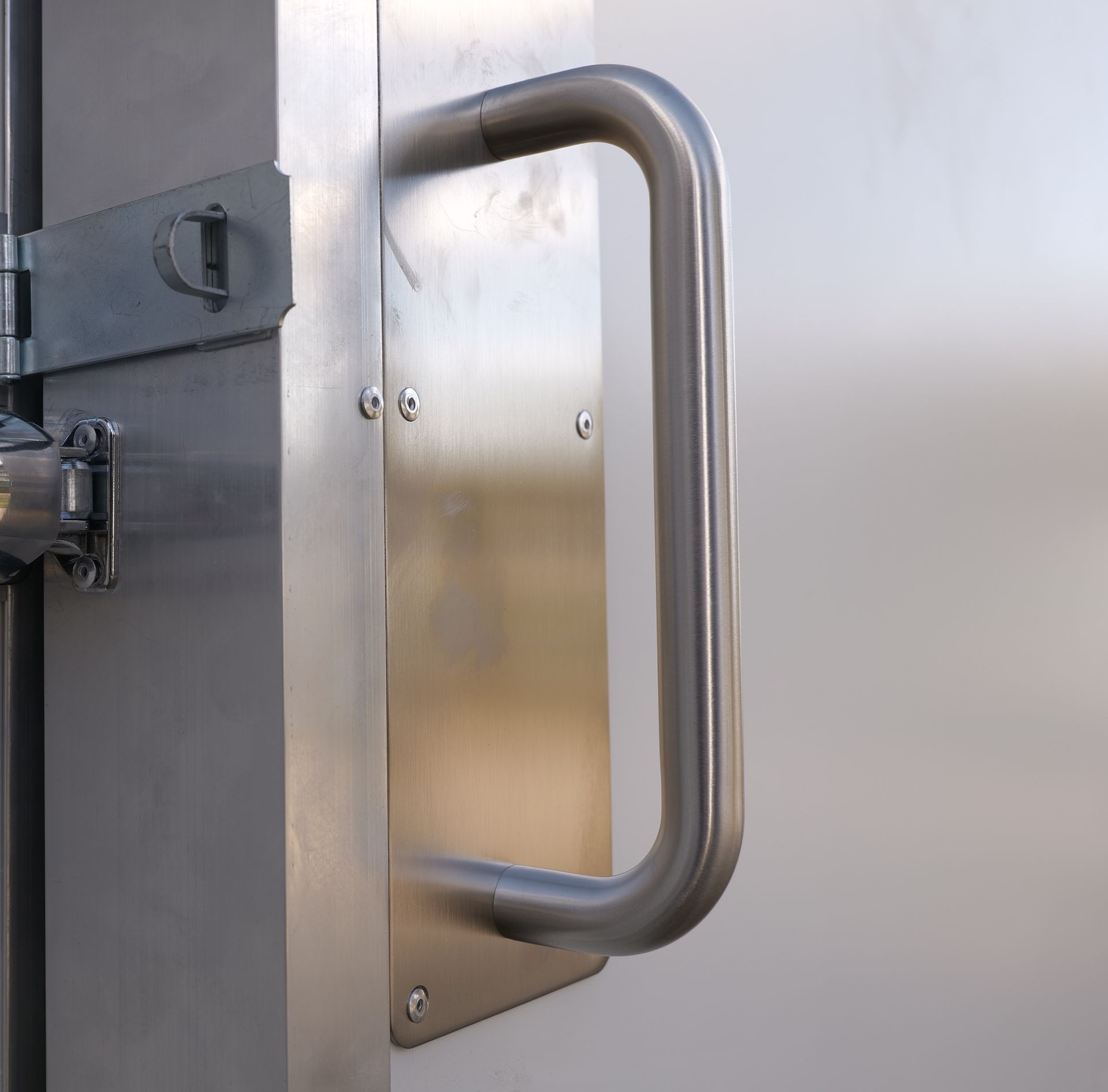 Door handle and door hardware for portable coolrooms