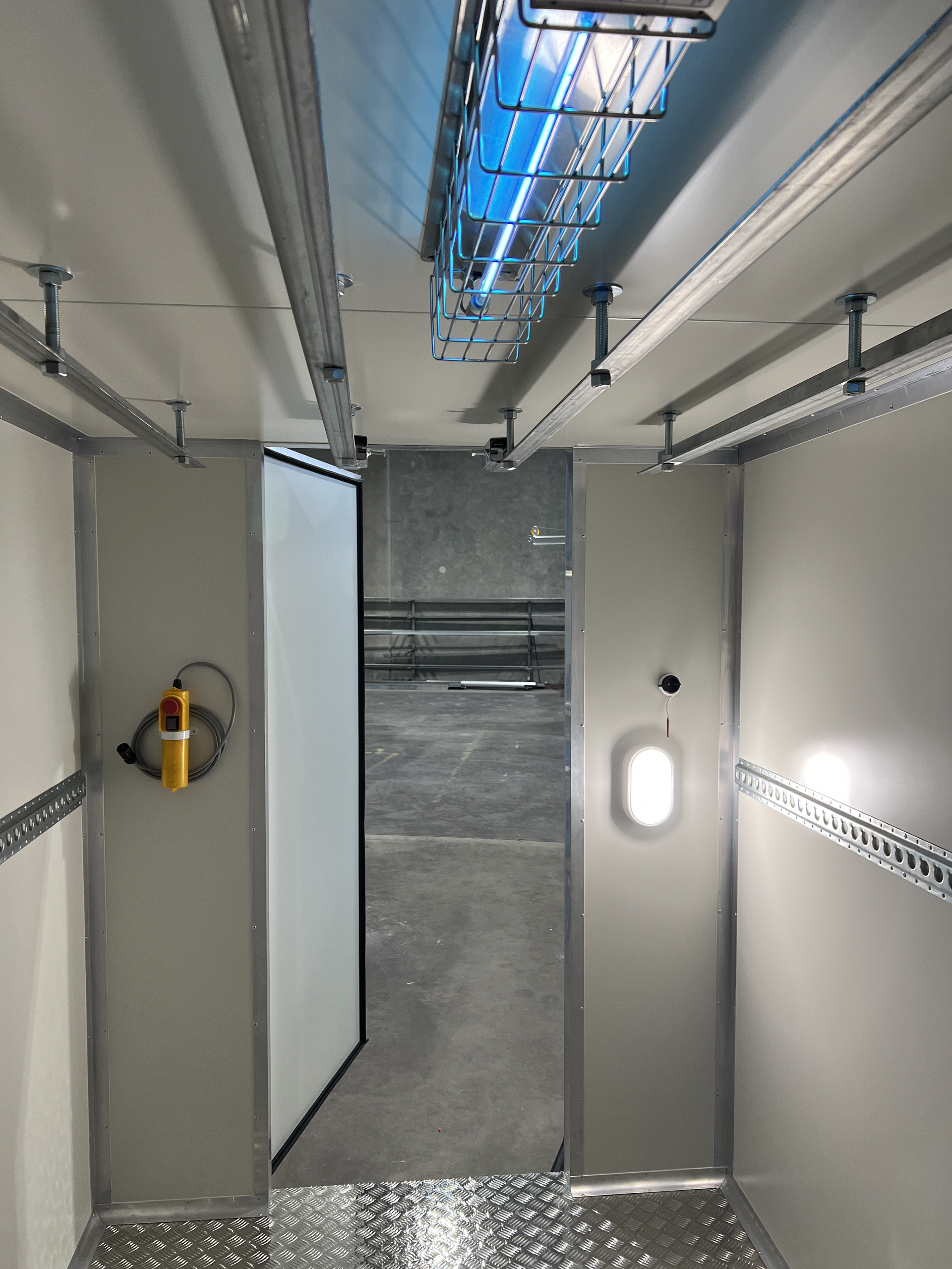 Bracing system in portable coolrooms