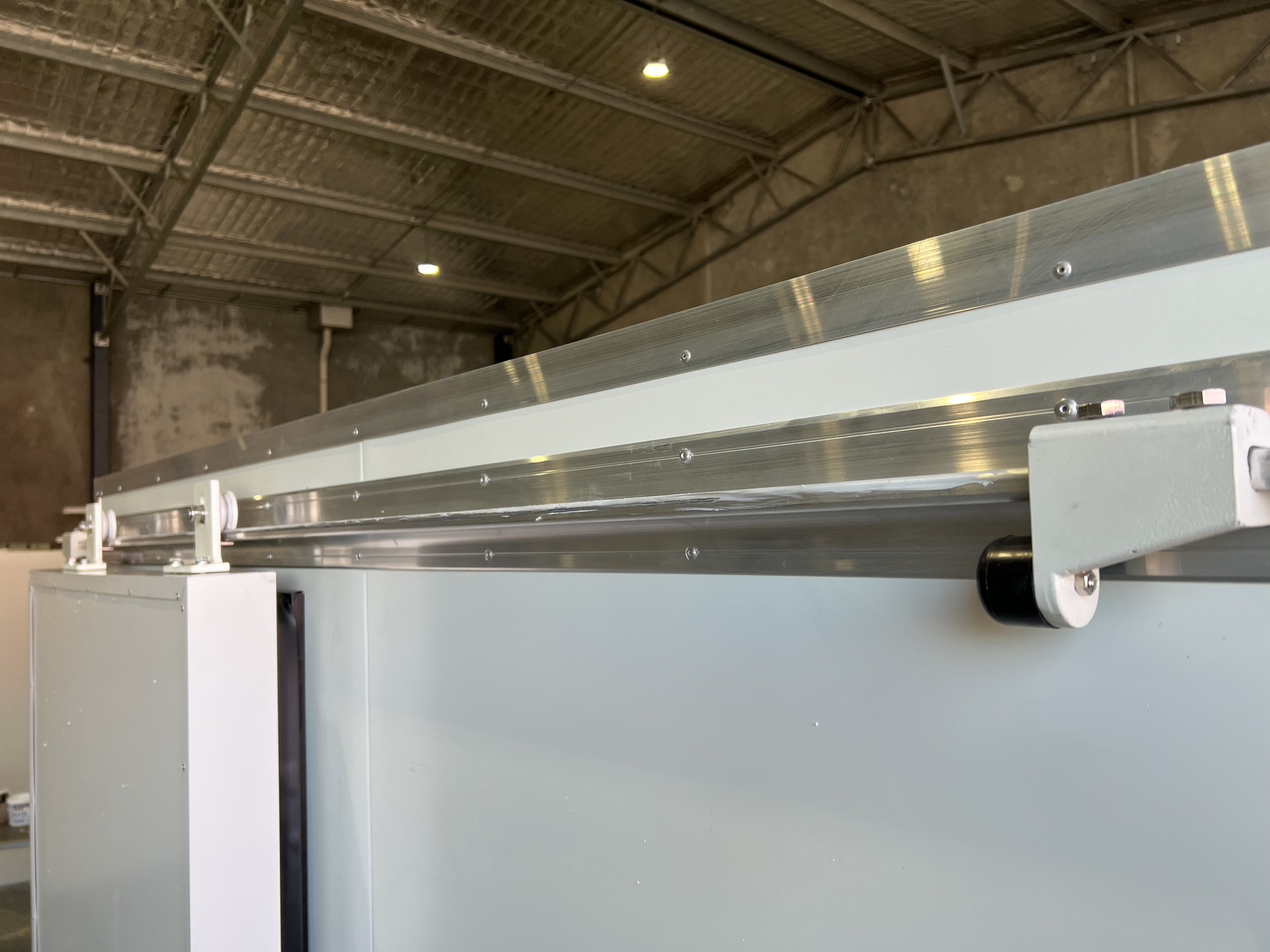 Sliding door hardware for portable coolrooms