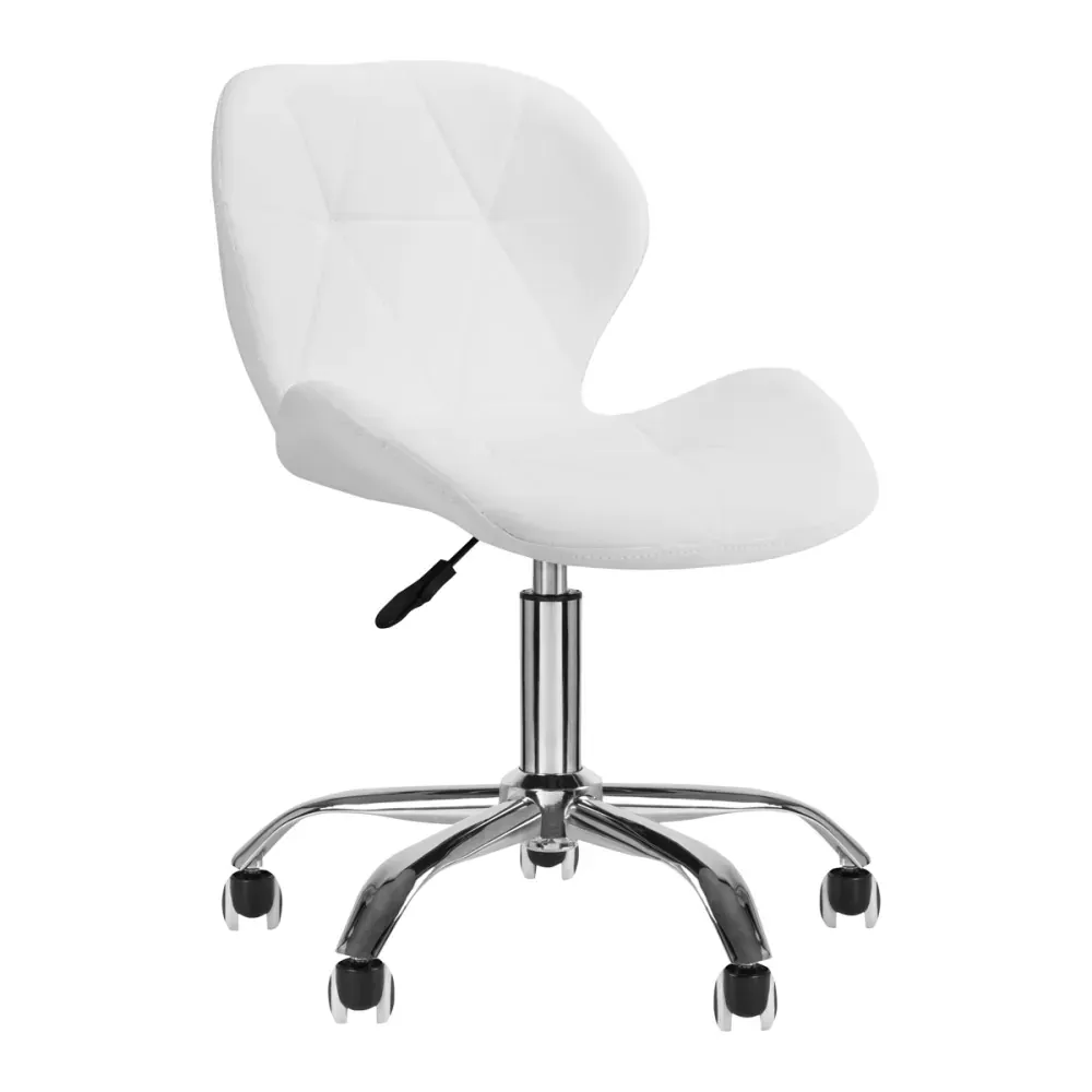 Sedia da pranzo imbottita bianca con gambe in legno su sfondo bianco uniforme.