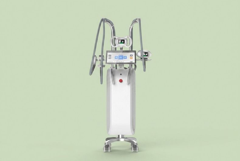 Dispositivo medico portatile su ruote con tubi flessibili e pannello di controllo su sfondo verde chiaro.