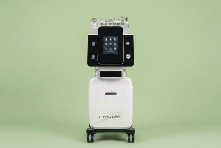 Robot mobile bianco con testa sensore nera su sfondo verde chiaro