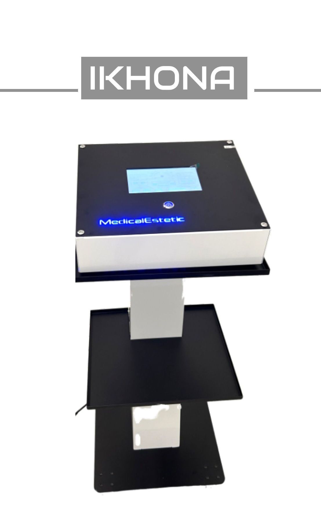 Chiosco nero a marchio IKHONA con display illuminato di blu, poggiato su un supporto bianco con base nera.