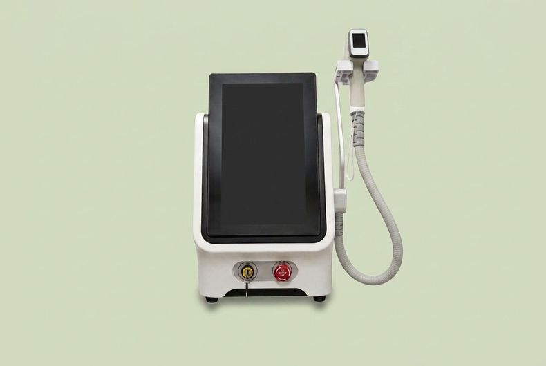 Robot mobile bianco con testa sensore nera su sfondo verde chiaro