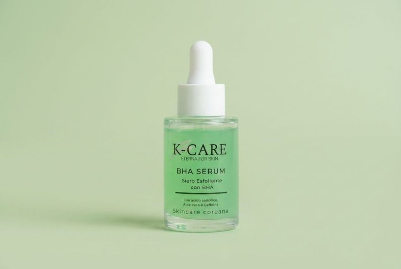 Flacone contagocce di siero vitaminico K-Care verde su sfondo verde chiaro