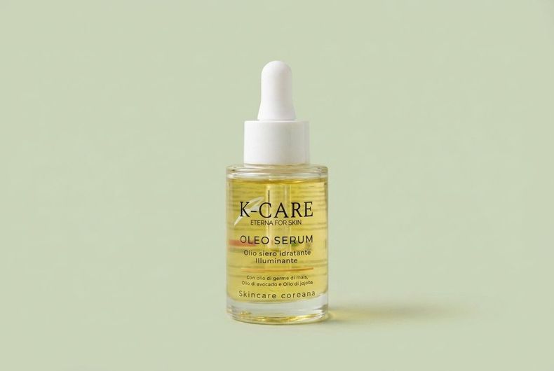 Piccola boccetta gialla di siero K-CLAIR con contagocce su sfondo verde chiaro.